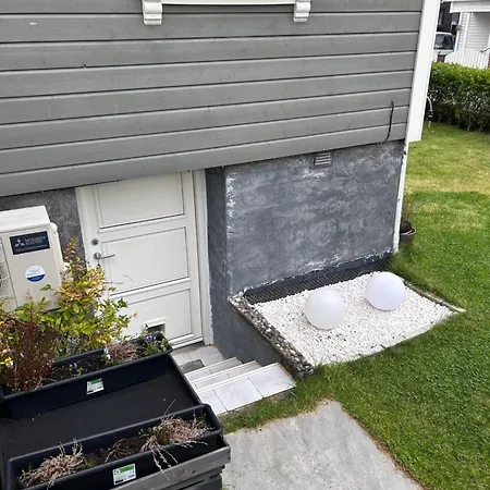 Liten Leiligheten Uten Soverommet,sovesofa I Stuen , I Kjelleren *