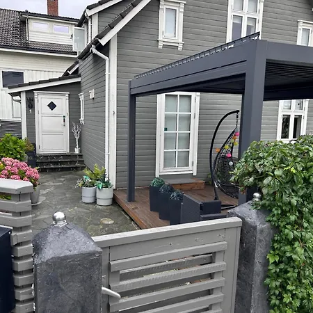 Liten Leiligheten Uten Soverommet,sovesofa I Stuen , I Kjelleren *